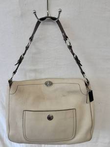 lot 9 image: Coach Handbag