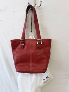 lot 22 image: Coach Leather Shoulder Bag With Dust Bag