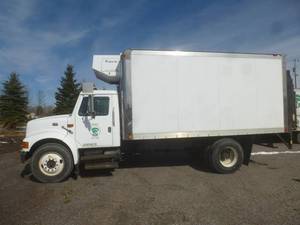 lot 1 image: 1998 International 4700 Refer Truck