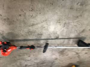 lot 107 image: ECHO View the Collection 21.2 cc Gas 2-Stroke Cycle Straight Shaft Trimmer In good conditions