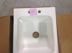 lot 40 image: MUSTEE 17 in. x 20 in. Fiberglass Self-Rimming Utility Sink in White whit small damage please review the pictures 