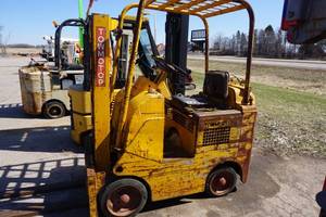 Tow Motor Model 422SG2524 Propane Powered Fork Lift