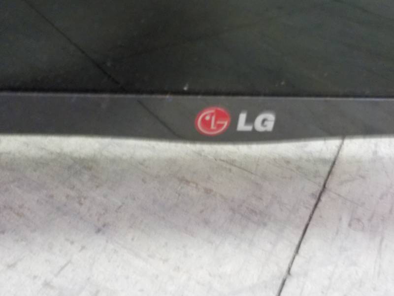 60 LG TV and remote- does not powe...
