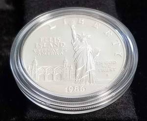 1986 US ELLIS ISLAND COMMEMORATIVE SILVER DOLLAR & CLAD HALF 2 COIN SET