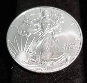 2011 AMERICAN SILVER EAGLE 1 TROY OZ. .999 FINE SILVER DOLLAR