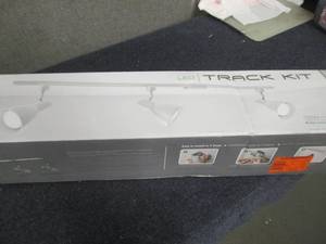 lot 151 image: Lithonia Lighting 3 Head Kit Step B...