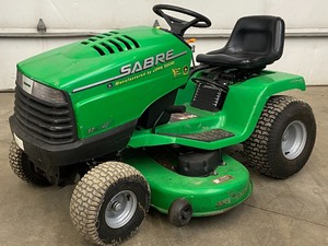 lot 5 image: John Deere Sabre Lawn Tractor