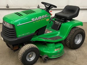 lot 6 image: John Deere Sabre Lawn Tractor