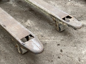 lot 21 image: Crown Pallet Jack