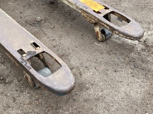 lot 23 image: Crown Pallet Jack