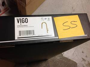 VIGO Greenwich Single-Handle Pull-Down Sprayer Kitchen Faucet in Matte Gold