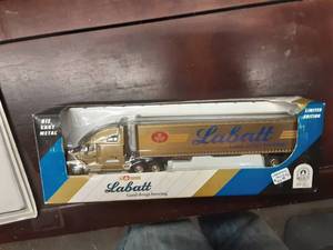 lot 40 image: Liberty Classics 164 Scale Labatt Gold Die Cast Tractor Trailer
