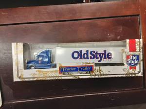 lot 52 image: Ertl Old Style Beer Tractor Trailer