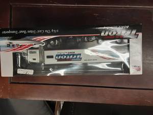 lot 53 image: Ertl 164 Scale Die Cast Triton Boat Transporter