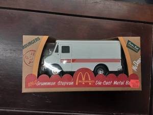 lot 57 image: Ertl 1962 Grumman McDonalds Step Van
