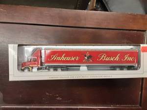 lot 58 image: Speccast Peterbilt 385 Tractor Trailer Anheuser Bush