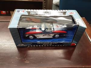 lot 78 image: White Rose Collectibles 124 Scale PT Cruiser