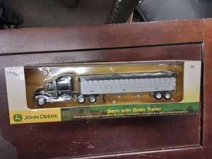 lot 98 image: Ertl John Deere Semi With Grain Trailer