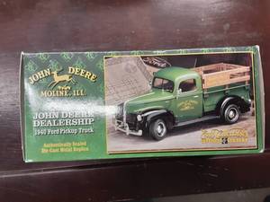 lot 99 image: Ertl John Deere 1940 Ford Pick Up