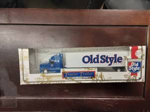 lot 103 image: Ertl Old Style Tractor Trailer