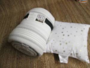 lot 4 image: Hearth & Hand King Size Quilt & Dec...