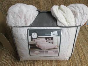 lot 7 image: 3 pc. King Size Comforter Set (Blus...