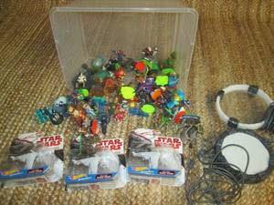 lot 15 image: Ativison Toy Play set & (2) Star Wa...