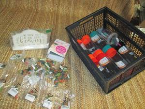 lot 18 image: Viewtainer (Many uses), Cards WEnv...