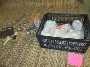 lot 19 image: Lot of Home Dcor Items in a Plast...