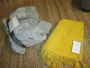 lot 60 image: Micro Plush Blanket (Twin) & Bath R...