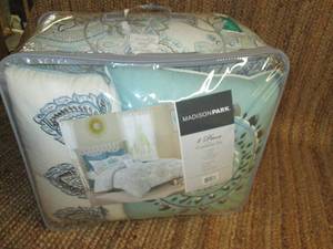 lot 76 image: 8 pc. Comforter Set (Includes Decor...