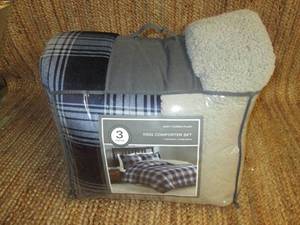 lot 84 image: 3 pc. King Size Comforter Set (Navy...