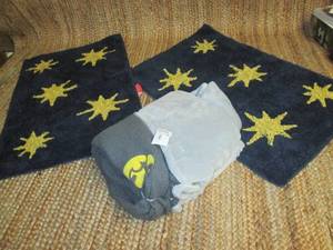 lot 98 image: Logo Plush Throw Blanket, (2) Bath ...