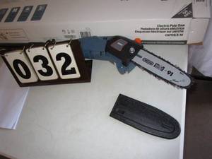 lot 32 image: Senix Electric Pole Saw