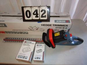 lot 42 image: Senix Hedge Trimmer
