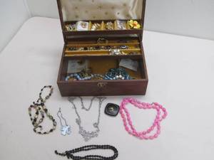 lot 5 image: jewelry box, costume jewelry