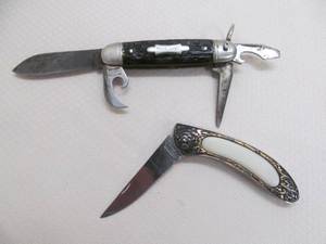 lot 15 image: pocket knives