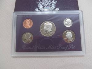 lot 19 image: Currency