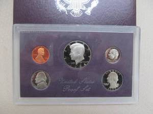 lot 20 image: Currency