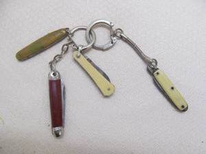lot 41 image: vintage keychain knives
