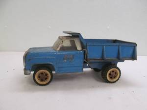lot 129 image: vintage Tonka dump truck