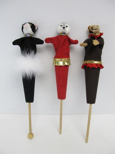 lot 40 image: 3 Push-Up Hand Puppets