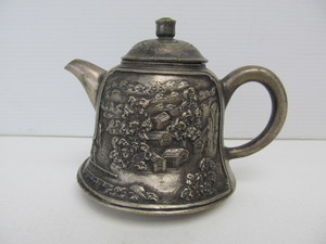 lot 32 image: Small Signed Antique 19th Century Chinese Water Pot - Hubei Province