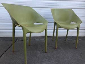 lot 101 image: Pair of Vintage Italian MR. YES Kartell Fiberglass Chairs by Philippe Starck