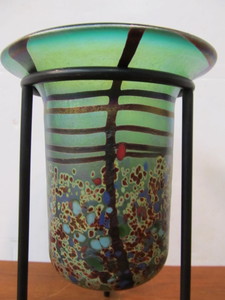 lot 115 image: Beautiful Hand Made Art Glass Vase wStand by David Tate
