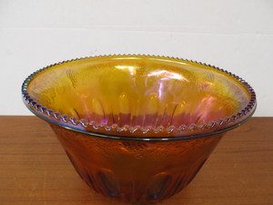 lot 106 image: LARGE Vintage Carnival Glass Centerpiece Bowl