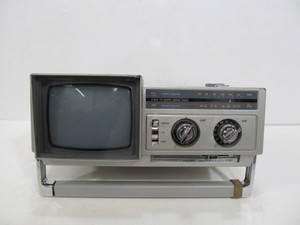lot 82 image: Working Vintage Retro SAMSUNG Portable Combination TV & Radio