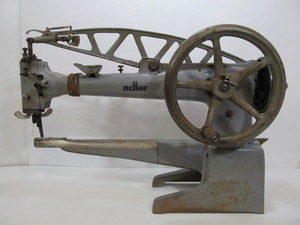lot 86 image: LARGE Vintage Heavy Duty Industrial German ADLER Leatherwork Sewing Machine