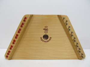 lot 89 image: 15-String Dulcimer Lap Harp Instrument