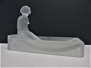 lot 128 image: Vintage SDD Sarsparilla Deco Design Figural Glass TrayHolder